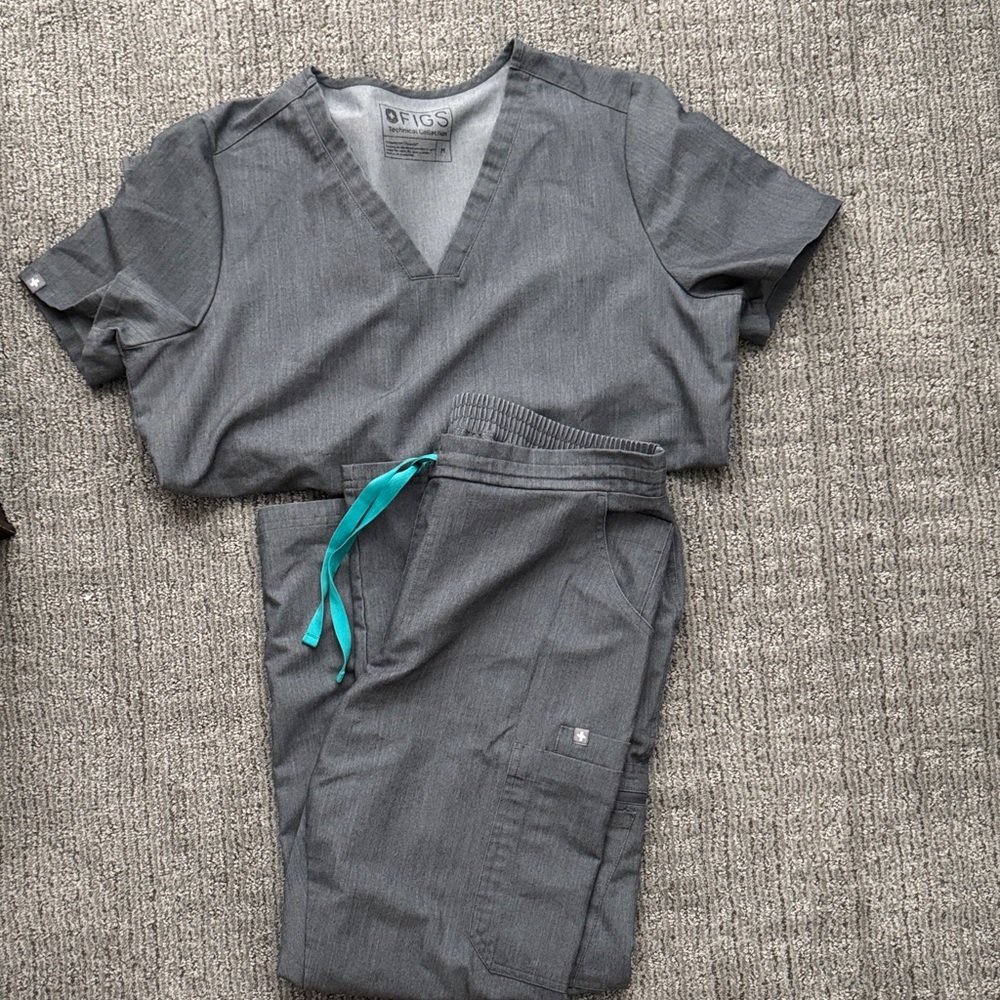 FIGS Graphite Scrub Set